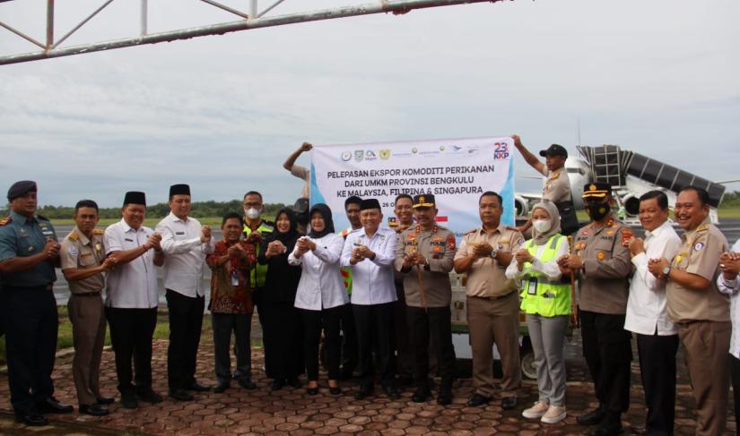 Sekda Provinsi Bengkulu Hamka Sabri, Rabu (26/10/2022) melepas Produk Hasil Perikanan Bengkulu di VIP Bandara Fatmawati Bengkulu.