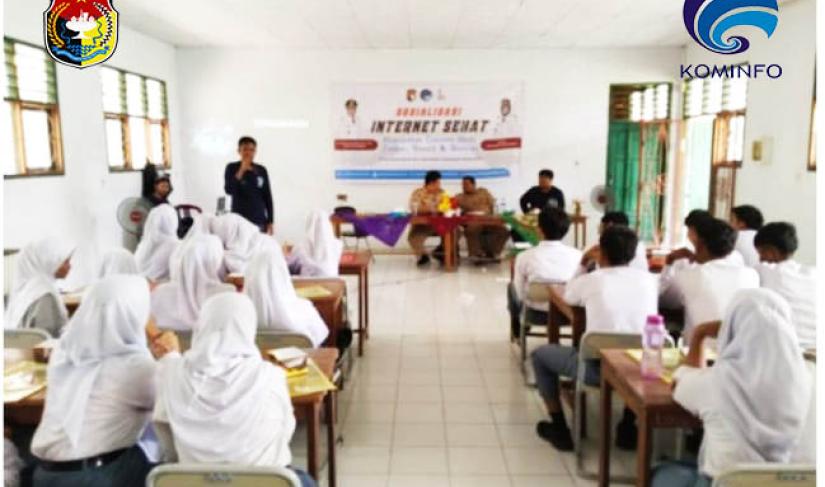 Dinas Kominfo Mukomuko pada saat sosialisasi Internet Sehat di Aula SMA Negeri 07 Mukomuko, Selasa (15/11).