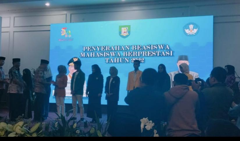 Pemberian beasiswa bagi mahasiswa berprestasi, Kamis (17/11)