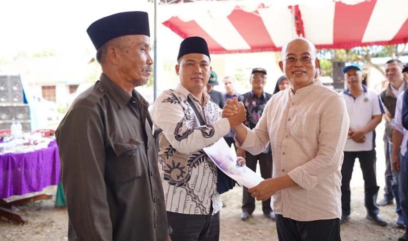Bupati BS dan Kepala Dinas PMD menyerahkan secara simbolis dokumen yang warga urus saat program Buji’an Dusun Foto/Dok 