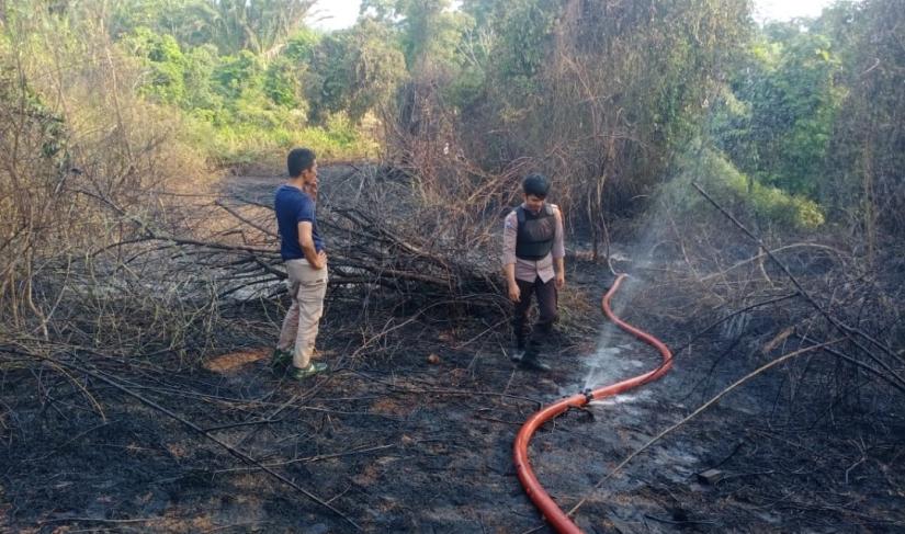 Personel Polsek Kota Manna dan Polres Bengkulu Selatan Polda Bengkulu sigap mendatangi lokasi ditemukannya titik api, Jumat  (15/9/2023). Lokasi tersebut berada di lahan kosong Jalan Dua Jalur Kelurahan Gunung Ayu Kecamatan Kota Manna Bengkulu Selatan.