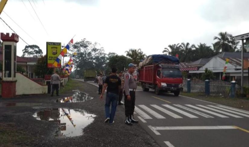 Langkah pencegahan terjadinya aksi kejahatan, Polsek Padang Ulak Tanding Polres Rejang Lebong Polda Bengkulu pagi hari ini Sabtu (16/09) melaksanakan kegiatan UKL imbangan.