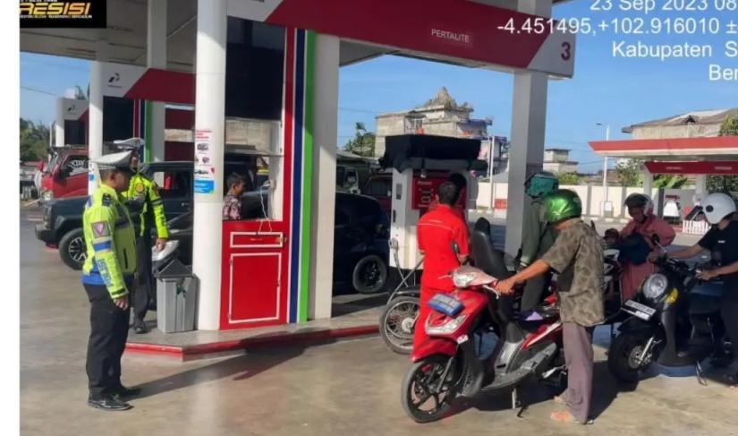 Personel Sat Lantas Polres Bengkulu Selatan Gelar Pengaturan Antrian Kendaraan Isi BBM