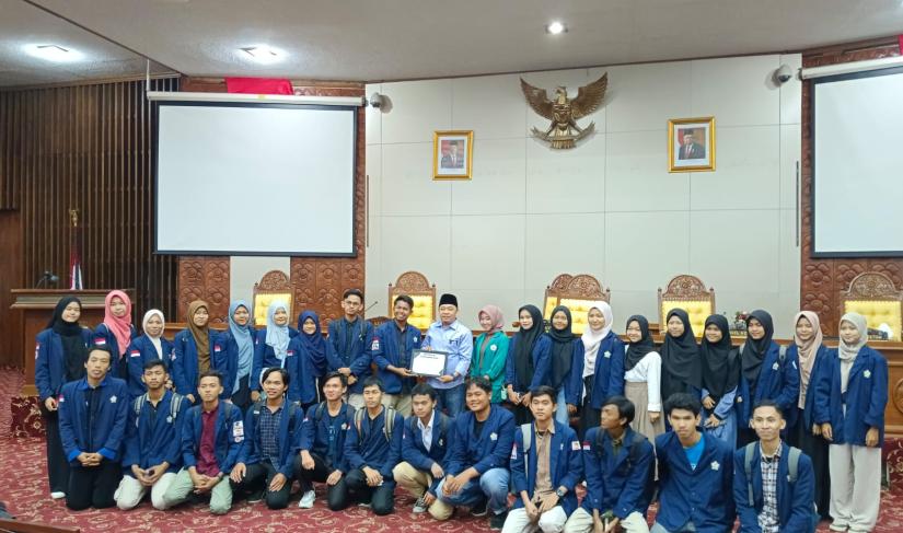 Dewan Perwakilan Mahasiswa (DPM) yang berasal dari berbagai elemen kampus menyambangi Gedung DPRD Provinsi Bengkulu, Selasa, 21 November 2023.