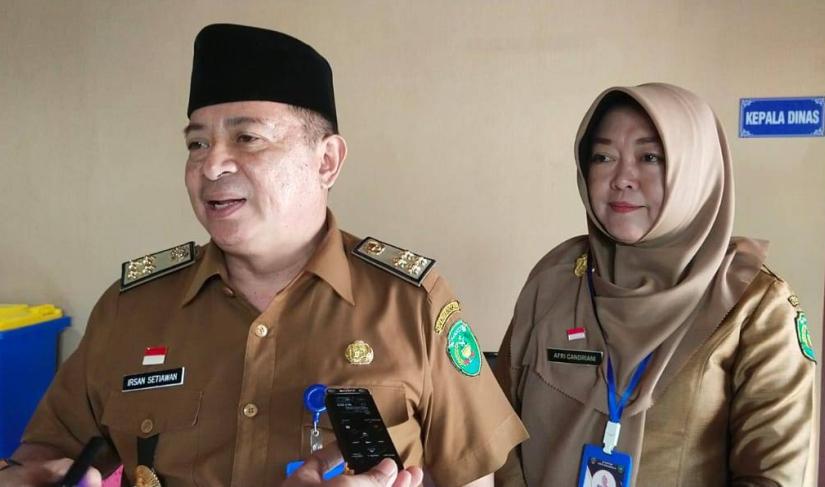 Kepala DPMPTSP Kota Bengkulu Irsan Setiawan saat diwawancarai.
