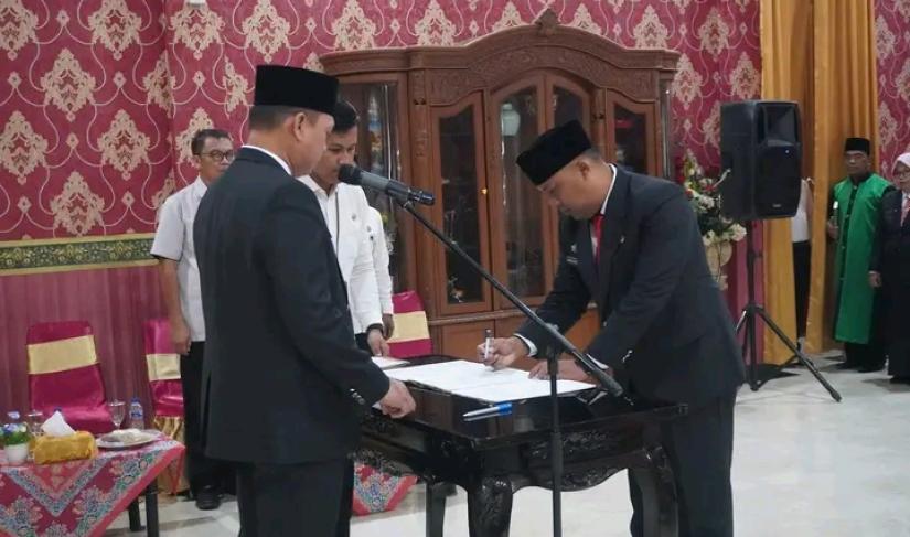 Penandatanganan berkas