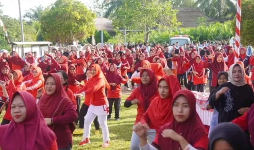 Senam bersama pemkab di lapangan kecamatan pinang raya 