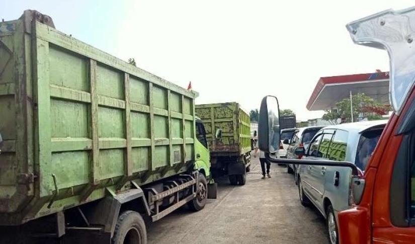 Antrean dump truk di SPBU Km 6,5 Kota Bengkulu.
