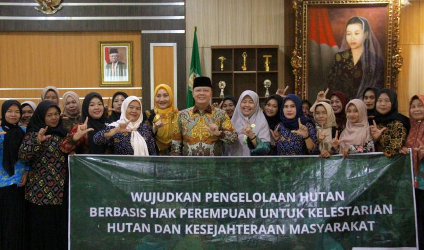 Apresiasi Semangat AMPUH, Gubernur Foto Bersama Peserta/Kelompok AMPUH