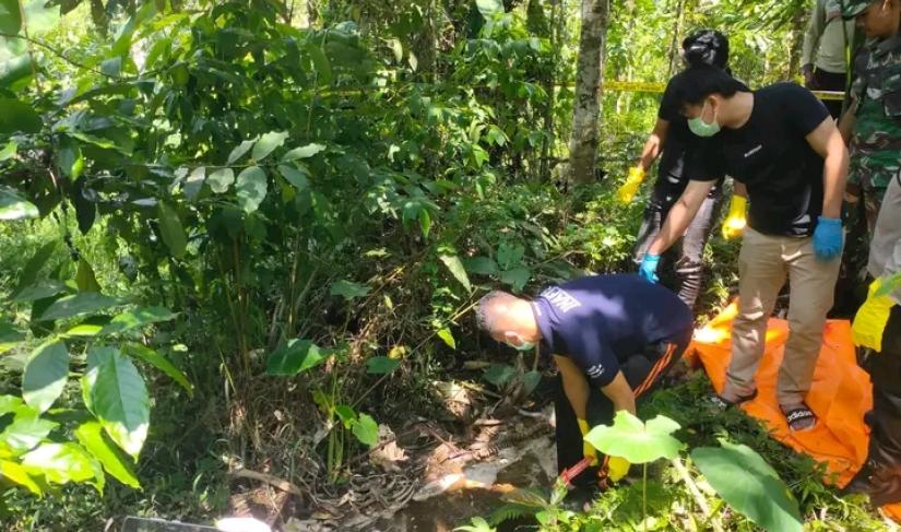 Petugas INAFIS Polres Kepahiang tengah melakukan olah tempat kejadian perkara ditemukannya mayat tanpa identitas di hutan Kabawetan.