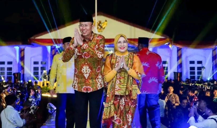 Tampak Sekda Provinsi Bengkulu mengikuti Fashion Show Batik Besurek, Sabtu (18/11/23) malam.