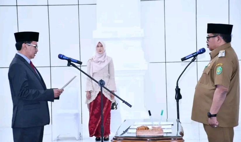 Pelantikan Penjabat Sekda Kota Bengkulu oleh PJ Walikota Arif Gunadi, Senin (20/11/23).