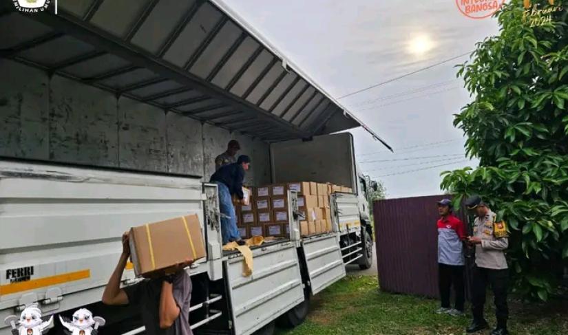 Logistik surat suara tiba di gudang KPU. 