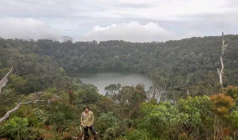 Lanskap Danau Tapak Kaki Bukit Daun Rejang Lebong.