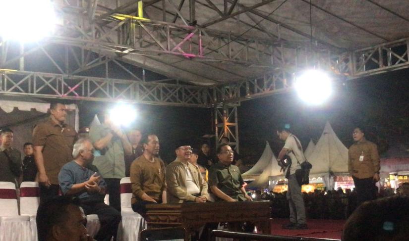 Presiden RI Joko Widodo didampingi Gubernur Bengkulu Rohidin Mersyah hadir pada rangkaian Festival Tabut Bengkulu 2023, di Lapangan Merdeka Bengkulu, Rabu (19/07) malam