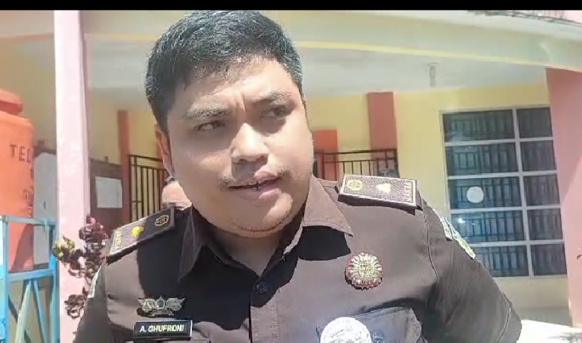 Dalam sidang terhadap terdakwa kasus dugaan Pungutan liar (Pungli) dalam penerbitan Surat Keputusan (SK) Pegawai Pemerintah dengan Perjanjian Kerja (PPPK) tenaga kesehatan (Nakes) Dinas Kesehatan Kabupaten Seluma, dalam Operasi Tangkap Tangan (OTT) Kejaksaan Negeri Seluma. Pada Jumat (1/9) dilakukan penundaan lantaran Majelis Hakim Pengadilan Negeri Tindak Pidana Korupsi pada Pengadilan Negeri Bengkulu Kelas I A, sedang dalam kondisi sakit.