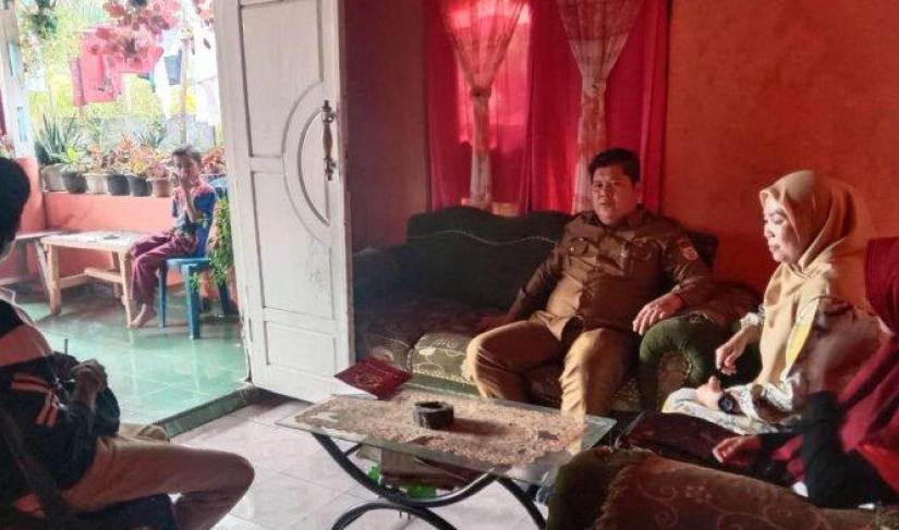 Oknum guru olahraga di salah satu SMA di Bengkulu Tengah memukul kaki 10 murid lantaran tidak membawa raket badminton saat praktik olahraga, Sabtu (26/8/2023) lalu.