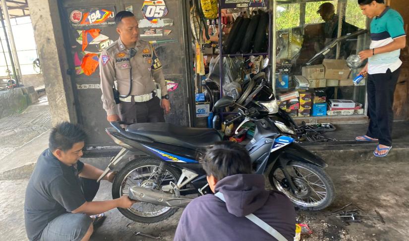 Personel Unit Kamsel Satlantas Polres Lebong Polda Bengkulu, melaksanakan penerangan keliling untuk menyampaikan imbauan kepada masyarakat di Desa Talang Ulu Kecamatan Lebong Utara, Kabupaten Lebong, Sabtu (31/9).