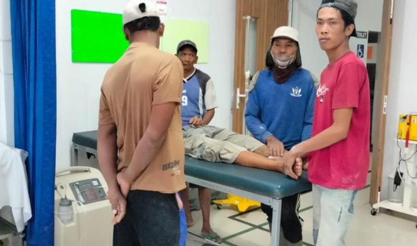 Seorang pekerja bernama Hendri (38), warga Kabupaten Rejang Lebong harus mendapatkan perawatan medis di RSUD Kaur setelah tersengat aliran listrik dan pingsan. 