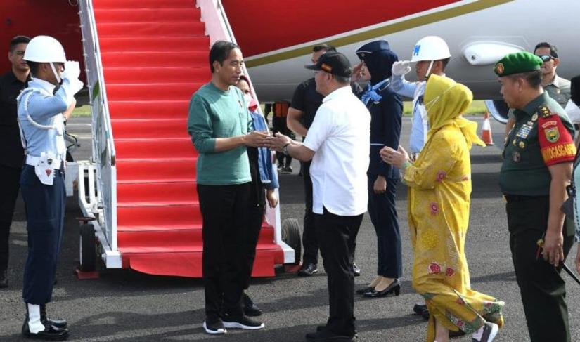 Presiden Jokowi Saat Tiba dari Pesawat di Bandara Bengkulu Disambut Gubernur Rohidin dan Jajaran Foto./Dok VOI