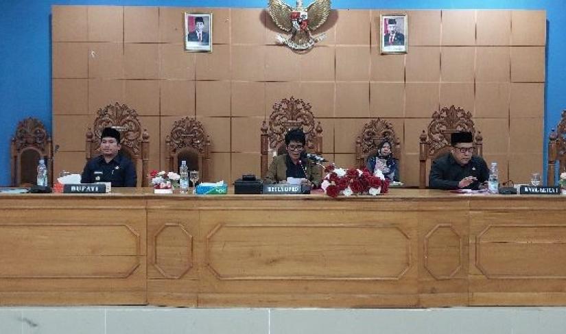 Wakil Bupati BU, berama Ketua DPRD BU, di dampingi Waka 1 DPRD BU