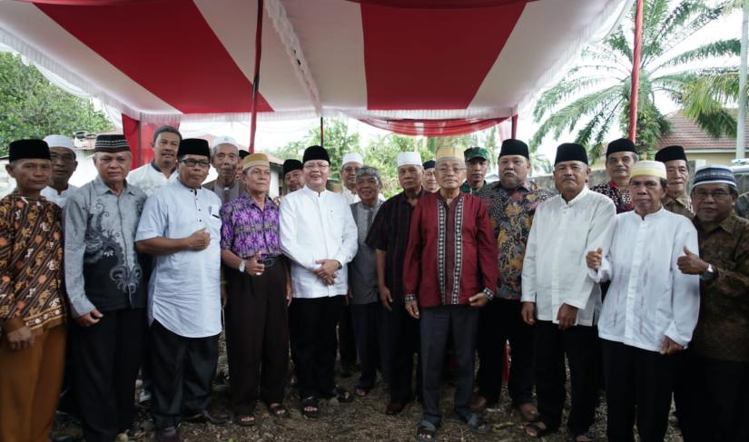 Gubernur Lakukan Peletakan Batu Pertama Pembangunan Masjid Al Malik RT 09 Kelurahan Pasar Baru Kecamatan Kota Manna Kabupaten Bengkulu Selatan, Sabtu (18/2).