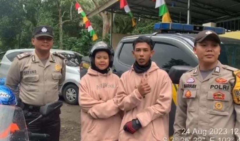 Polsek Sindang Kelingi Polres Rejang Lebong Polda Bengkulu, melaksanakan kegiatan pengawalan kepolisian dijalan lintas Curup-Lubuklinggau dari Polsek Sindang Kelingi menuju Kecamatan Padang Ulak Tanding.