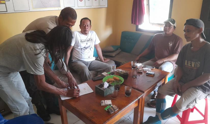 Kapolsek Lais memediasi permasalahan dugaan pencurian buah kelapa sawit warga desa Durian Daun di kantor polsek Lais pada Kamis (24/8/2023) pagi.