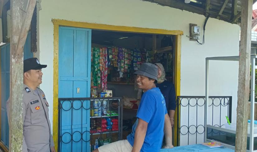 Bhabinkamtibmas Desa Bukit Sari, Desa Suka Sari Briptu M. Zuchdi, S.H dalam rangka tetap terpeliharanya Kamtibmas yang aman dan kondusif di wilayahnya terus melakukan upaya seperti sambang warga binaan dan dialogis