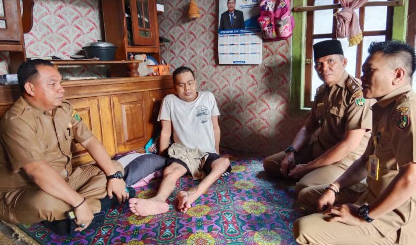 Kabid Fakir Miskin, Syahrial SSos didampingi Kades dan pegawai kecamatan mengunjungi Mintarja warga yang lumpuh