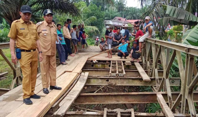  Ketegangan sempat mewarnai kehadiran tim Dinas PU Bengkulu Utara saat melaksanakan peninjauan terhadap kerusakan jembatan di Desa Air Putih, Kecamatan Marga Sakti Sebelat  pada Senin (28/8) siang