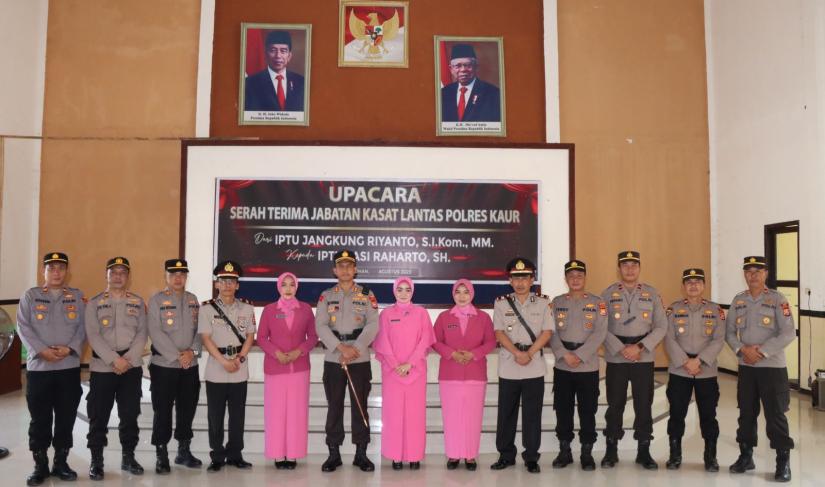 Kapolres Kaur AKBP Eko Budiman, memimpin upacara serah terima jabatan (Sertijab) Kasatlantas Polres Kaur dari Iptu Jangkung Riyanto kepada Iptu Sasi Raharto di aula Mako Polres Kaur pada Senin 28 Agustus 2023.