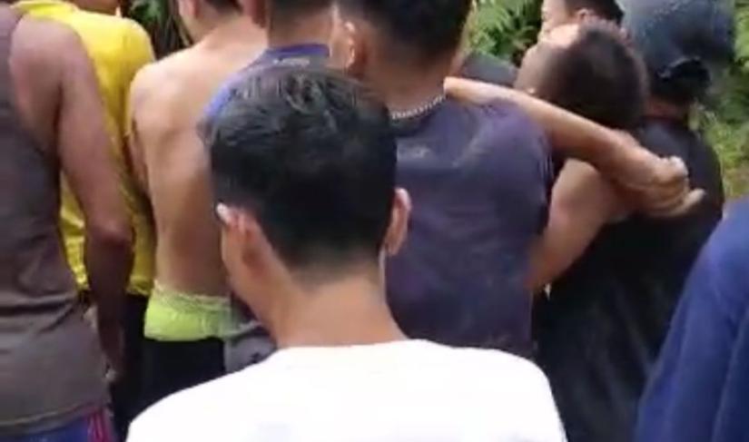 Ali Muhammad Nimar (40), warga Desa Pagar Agung Kecamatan Merigi Sakti Kabupaten Bengkulu Tengah (Benteng) harus dilarikan ke salah satu rumah sakit di Kota Bengkulu usai terjatuh saat melintasi jembatan gantung