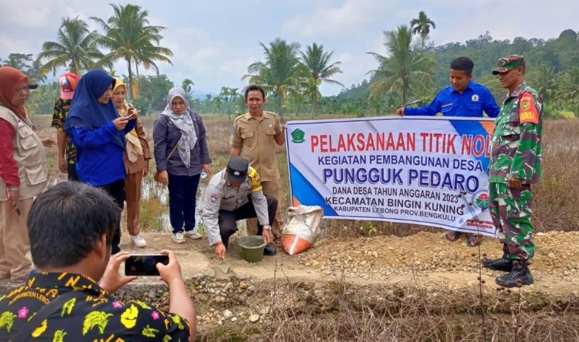 Bhabinkamtibmas Polsek Lebong Selatan Polres Lebong Polda Bengkulu, Bripka Abdul Aziz, menghadiri Titik Nol Pembangunan Jalan Usaha Tani (JUT), di Desa Pungguk Pedaro Kecamatan Bingin Kuning Kabupaten Lebong, Senin (28/8/2023).