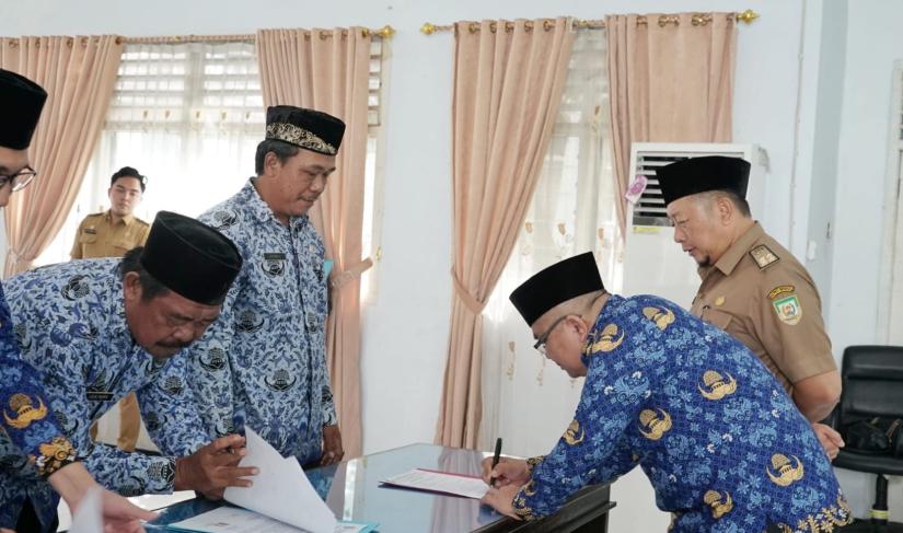 Penandatanganan Perjanjian Kinerja Pejabat Eselon 3 dan 4 (Sub Koordinator/ Pejabat Hasil Penyetaraan) di lingkup Diskominfotik Provinsi Bengkulu, Senin (20/02).