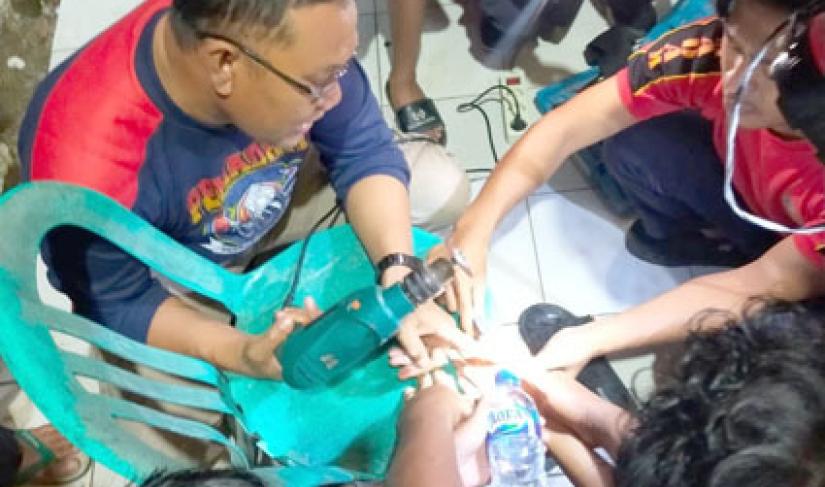 Dua orang warga Kabupaten Bengkulu Selatan hari ini terpaksa harus meminta pertolongan kepada Damkar Bengkulu Selatan lantaran kedua orang tersebut tidak bisa lagi melepaskan sebuah cincin yang telah melingkar dan mengikat jemarinya tersebut.