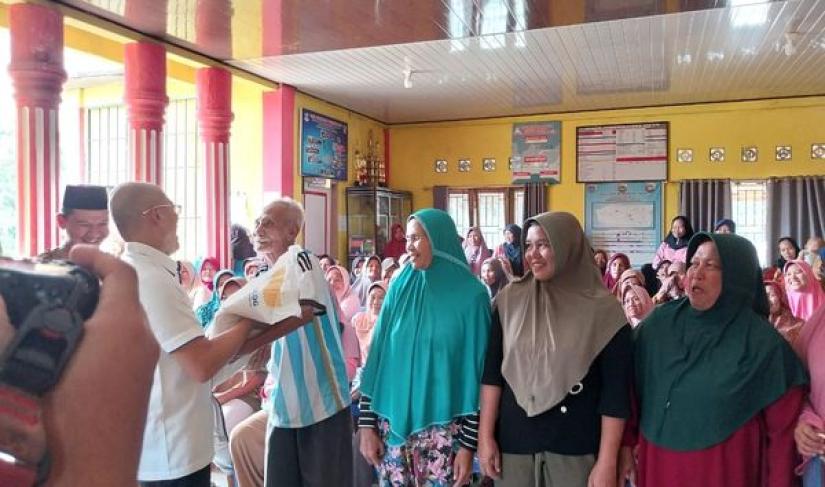 Tampak Bupati Bengkulu Selatan Gusnan Mulyadi saat Berikan Langsung Bantuan Pangan Ke masyarakat Foto/Dok Fb