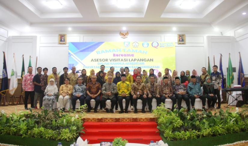 Foto Bersama Gubernur Rohidin saat Ramah Tamah bersama Asesor Visitasi Lapangan akreditasi Fakultas Kedokteran dan Ilmu Kesehatan Universitas Bengkulu, Rabu (17/5/2023).