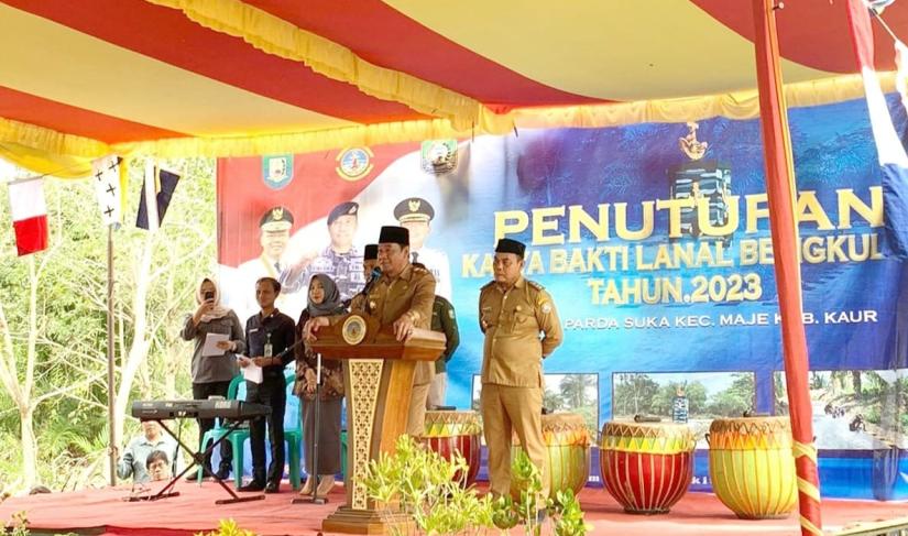 Wakil Gubernur (Wagub) Bengkulu Rosjonsyah hadir sekaligus menutup Program Karya Bhakti Sosial TNI Angkatan Laut di Kabupaten Kaur Provinsi Bengkulu di Desa Parda Suka Kecamatan Maje, Kaur
