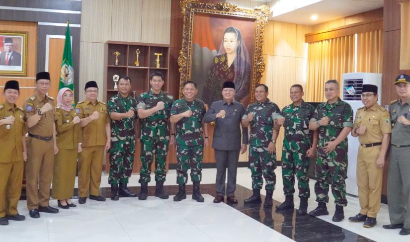 Gubernur Rohidin usai terima Kunjungan Silaturahmi Panglima Komando Gabungan Wilayah Pertahanan I (Pangkogabwilhan) I Laksamana Madya TNI Irvansyah di Ruang Kerja Gubernur Bengkulu Foto/Dok