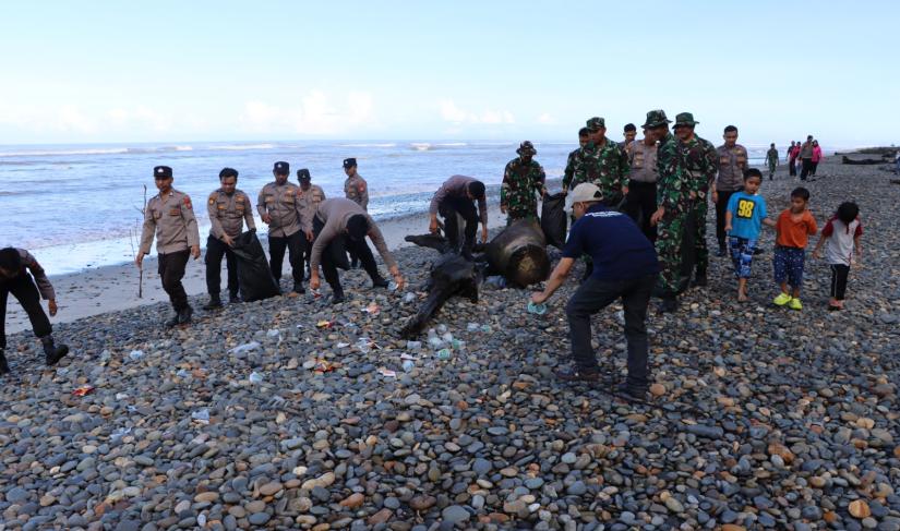 Polres Mukomuko Gandeng Seluuh Elemen Masyarakat Aksi Bersih-besih Pantai Pandan Wangi