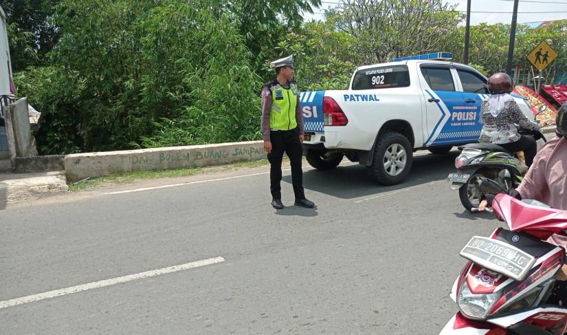 Personel Satlantas Polres Lebong Polda Bengkulu melaksanakan kegiatan patroli di Jalan Raya Muara Aman-Argamakmur yang merupakan kawasan tertib berlalu lintas, Kamis (31/8/2023).