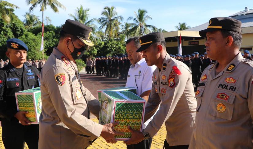 Kapolda Bengkulu Irjen Pol Drs. Armed Wijaya, M.H., hari ini secara resmi membagikan THR dari Kapolri Jenderal Pol Listyo Sigit Prabowo kepada seluruh personi Polda Bengkulu, (18/4).