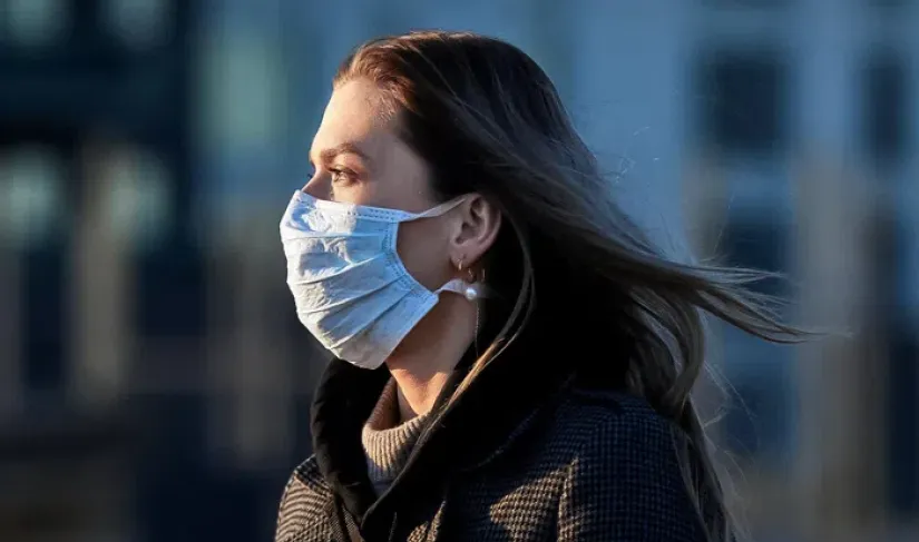 Ilustrasi penggunaan masker untuk mencegah penularan ISPA.