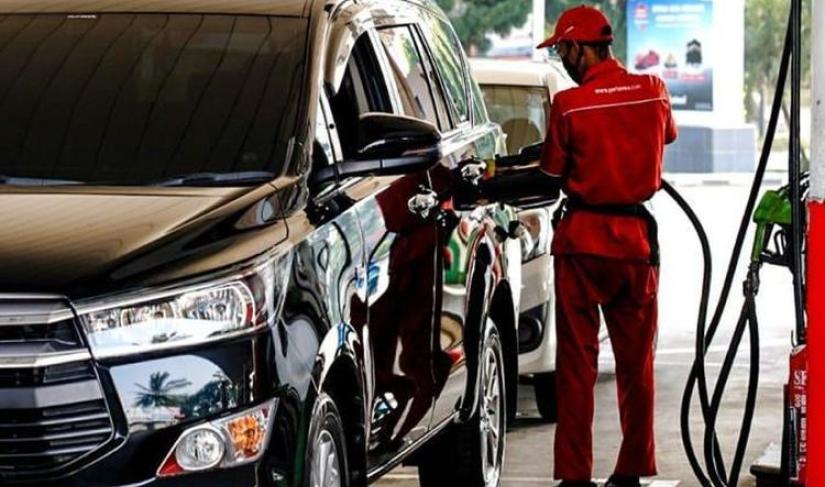 mengisi bahan bakar di Pom Bensin 