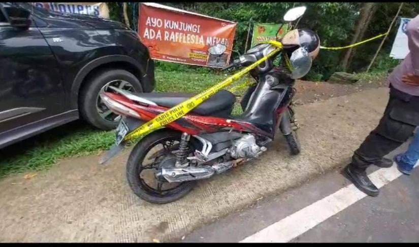Sepeda motor korban tak jauh dari ditemukannya korban tergeletak.