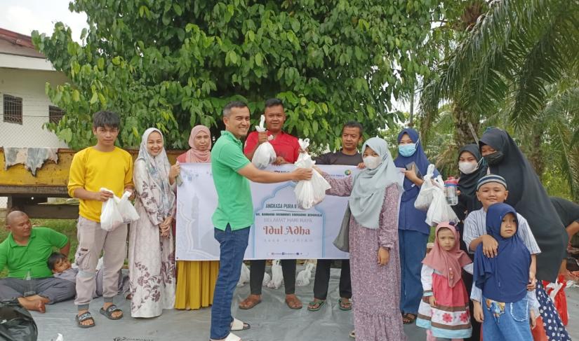 Manajemen PT Angkasa Pura II (Persero) Kantor Cabang Bandar Udara Fatmawati Sukarno Bengkulu pada perayaan Idul Adha 1444 Hijriah memotong dan membagikan hewan kurban sebanyak 3 ekor sapi dan 1 ekor kambing kepada masyarakat sekitar di lingkungan Bandara, Kota Bengkulu, Kamis (29/6/23).  Pemotongan hewan kurban dilakukan secara simbolis oleh Eksekutif General Manager AP II KC Bandara Fatmawati Soekarno Bengkulu Ngatimin K Murtono bersama jajarannya dan melakukan pemaketan untuk dibagikan langsung Ke Warga