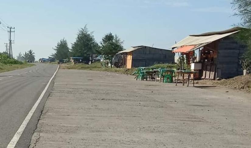 Demi Kenyamanan, Satpol-PP Himbau Warga Agar Memindahkan Bangunan di Sepanjang Pantai Abrasi Sesuai Arahan