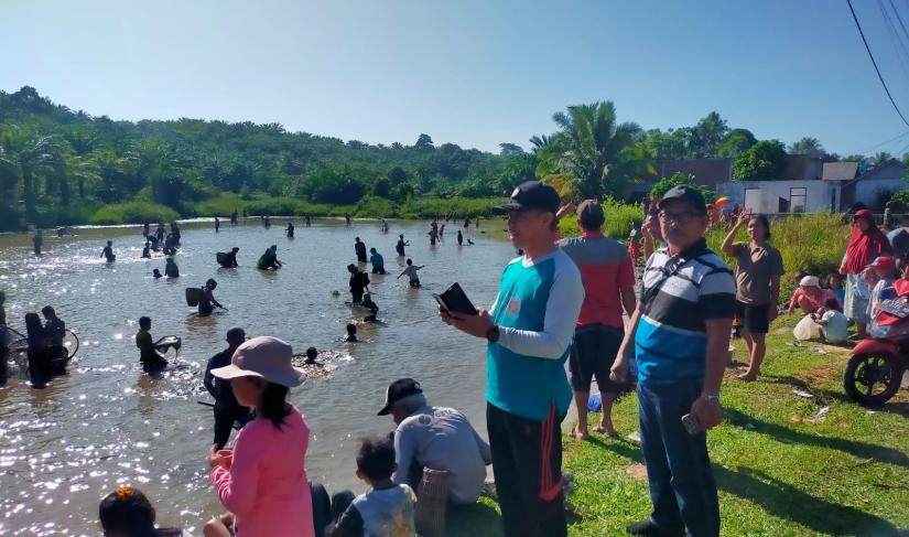  Sekretaris Daerah Bengkulu Selatan, Sukarni Dunip saat ikuti Tradisi Nangguak Ikan di Pagar Dewa