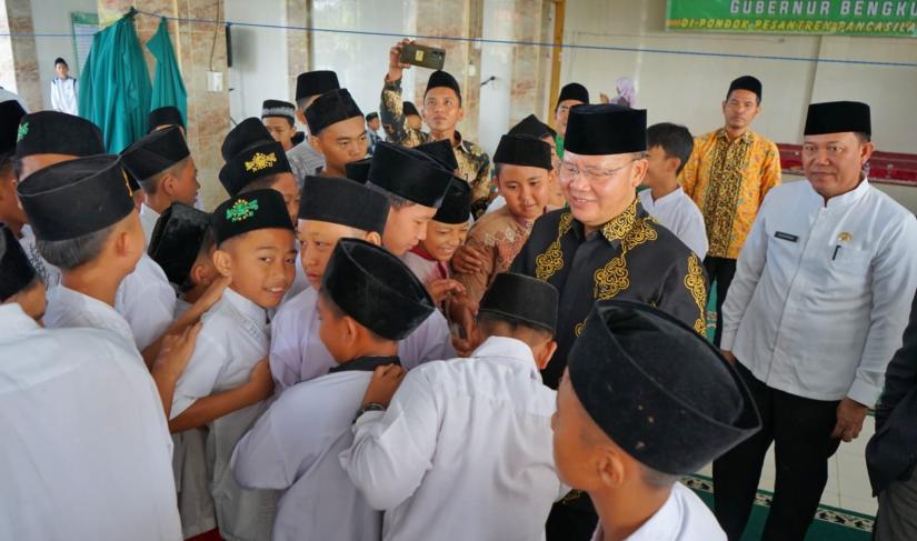 Gubernur Bengkulu Rohidin Mersyah disambut antusias oleh ratusan santri/santriwati Pondok Pesantren Pancasila Kota Bengkulu saat hadir pada kegiatan pengenalan sekolah bagi para santri baru, Jumat (14/07).